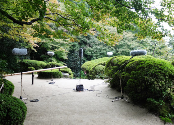 Fieldwork in the garden of Shisen-do, Kyoto: at every recording position, the combination of a surround microphone with multiple spot microphones is adapted to the specific listening constellation, following a methodical framework of three spatial miking prototypes. Photo: Nadine Schütz.