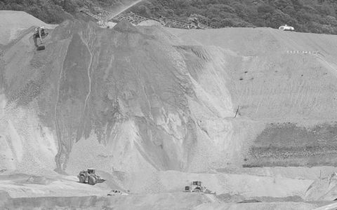 Günther Vogt. Légende de l'illustration : dépôt de terres excavées du tunnel de base du Ceneri à Sigirino.  © AlpTransit Gotthard AG