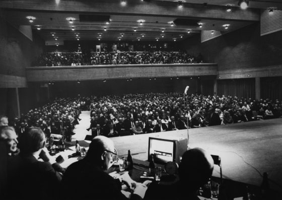 Übertragung von Houston ins Kongresshaus Davos. Foto: Holliger, Davos. Fotoarchiv des Deutschen Ärzteblattes.