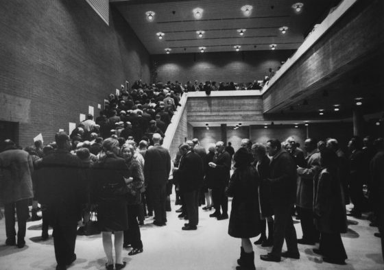 Kongressteilnehmer auf dem Weg zur Eröffnungsveranstaltung im neuen Kongresshaus, 1970. Foto: Holliger, Davos. Fotoarchiv des Deutschen Ärzteblattes.