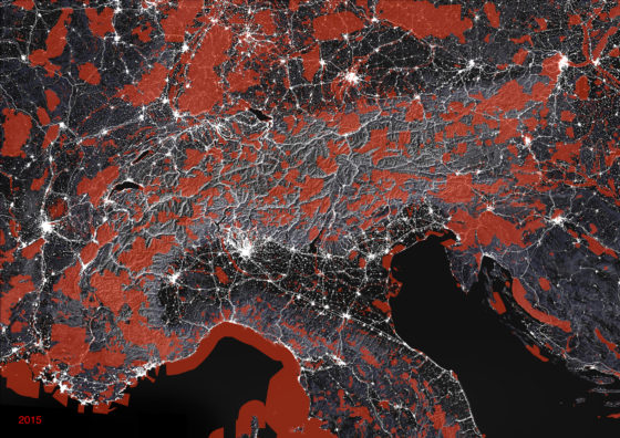 Alpenbogen 2015: Urbanisierung (weiss) und Schutzzonen (rot).