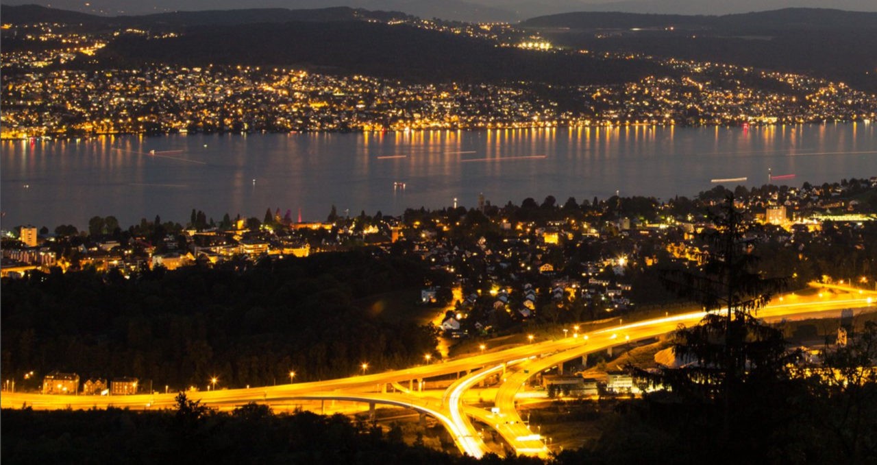 Autobahnausfahrt Uetlibergtunnel mit Sicht auf den Zürichsee und die beiden Seeufer. Copyright- Felix Oertle, Zürich