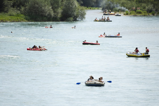 Boote auf der Aare, kurz vor Bern, fotografiert am 4. August 2016 in Rubigen. Bildquellennachweis: KEYSTONE/Manuel Lopez