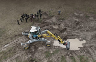 The students of the «Robotic Landscapes» design studio experiment with the Autonomous Walking Excavator developed at the NCCR Digital Fabrication by the Robotic Systems Lab of Prof. Marco Hutter, ETH Zurich. Its capabilities form the basis of the studio’s research on future digital landscape fabrication. © ETH Zurich