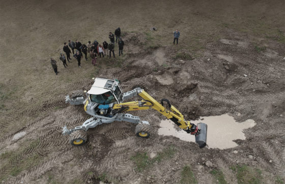 The students of the «Robotic Landscapes» design studio experiment with the Autonomous Walking Excavator developed at the NCCR Digital Fabrication by the Robotic Systems Lab of Prof. Marco Hutter, ETH Zurich. Its capabilities form the basis of the studio’s research on future digital landscape fabrication. © ETH Zurich