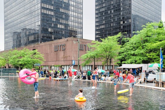 Temporary redefinition of the fountain of the roundabout in front of the World Trade Center in Brussels (project by Pool is Cool and Alive Architecture, picture by Alexis Gicart)