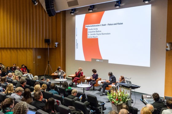 Prominent besetztes Podium. V.l.n.r.: Jennifer Duyne Barenstein, Corine Mauch, Claudio Acioly und Jacqueline Badran. In der Mitte Moderatorin Judit Solt. Foto: ETH Wohnforum - ETH CASE/Johannes Dietschi