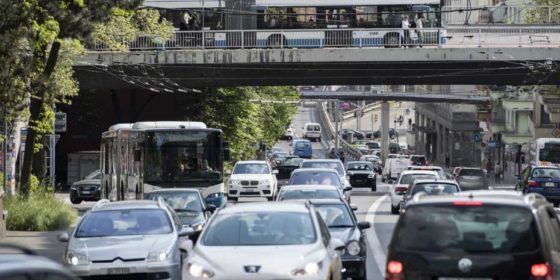 Die Anzahl Fahrzeuge, die eine Stadt erträgt, bevor der Verkehrsfluss ins Stocken gerät, lässt sich künftig anhand der Infrastruktur abschätzen. Im Bild: Rosengartenstrasse, Zürich. (Bild: Keystone/Ennio Leanza)