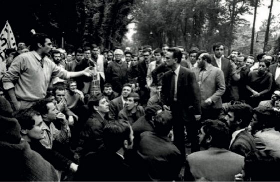 Giancarlo de Carlo debates with Gianemilio Simonetti as protesting students take over the Milan Triennale in May 1968. Photograph by Cesare Colombo. Courtesy La Triennale di Milano