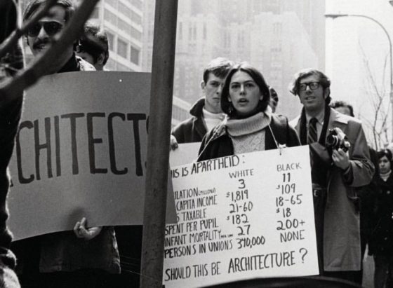 The 1969 «Architecture and Racism» protest organized by TAR in New York City. Pho-tograph by Julie K. Stone