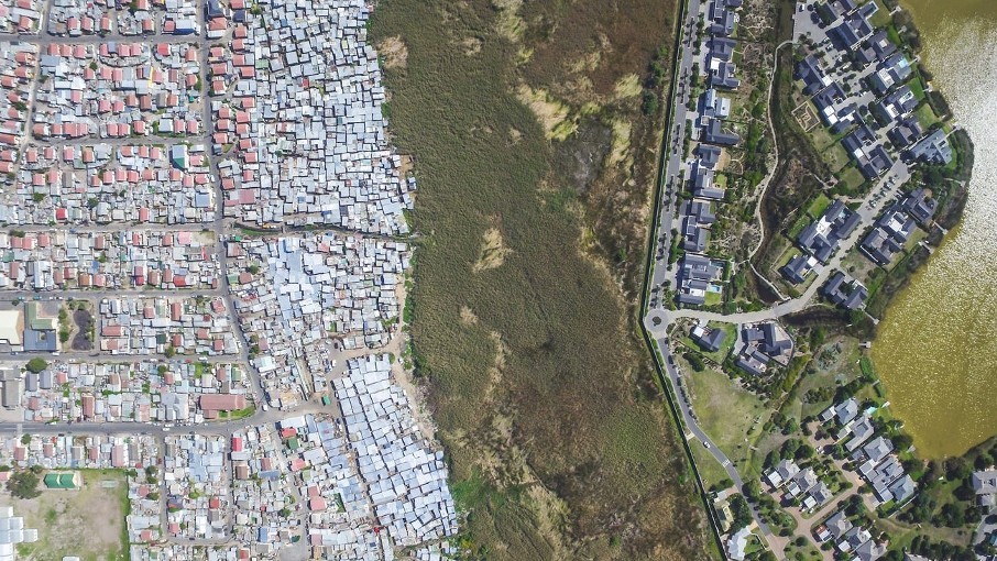 Masiphumelele and Lake Michelle, Cape Town, South Africa. © Johnny Miller/Millefoto: https://www.instagram.com/johnny_miller_photography/