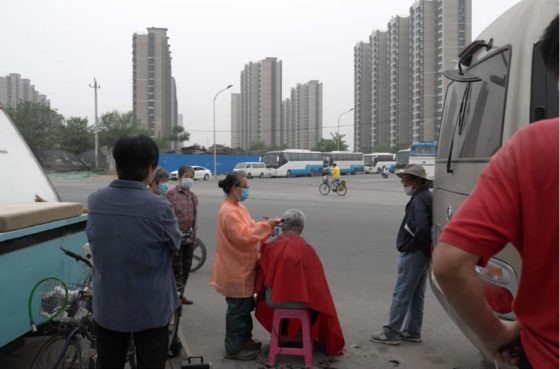 Haircut on the street, May 2020 © Jingfan Xue