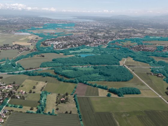 Vital streams and canopies urge a move from fragmented nature areas in the present, towards an integrated and refined ecological network going from high altitudes of the Jura and the Alps toward the lake. © Team Grand Genève et son sol.