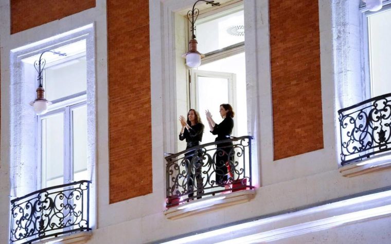 Ringraziamento al personale sanitario. Isabel Diaz Ayuso (a destra), presidente della Comunità Autonoma di Madrid, applaude dal suo balcone il personale sanitario per l’impegno prestato. © Madrid Regional Government