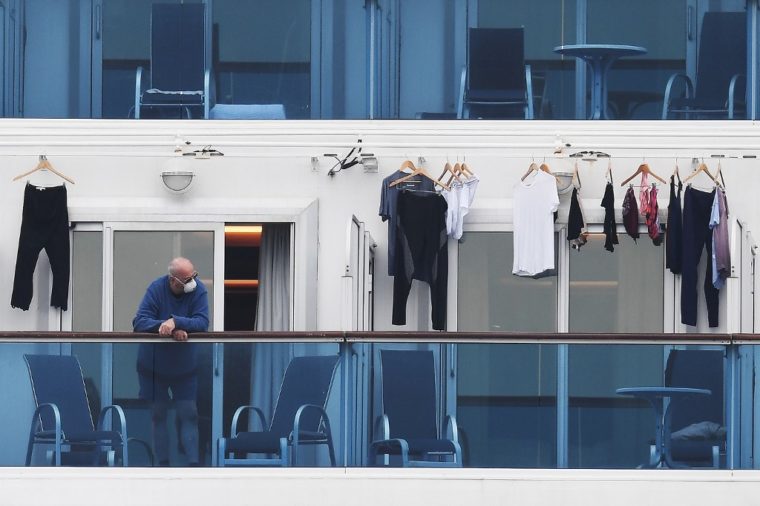 Yokohama in quarantena. Un passeggero sul balcone della nave da crociera Diamond Princess, con circa 3,600 persone in quarantena a bordo per timore del nuovo coronavirus, al molo Daikoku del terminal crociere del porto di Yokohama il 14 febbraio 2020. © Charly Triballeau / Instagram