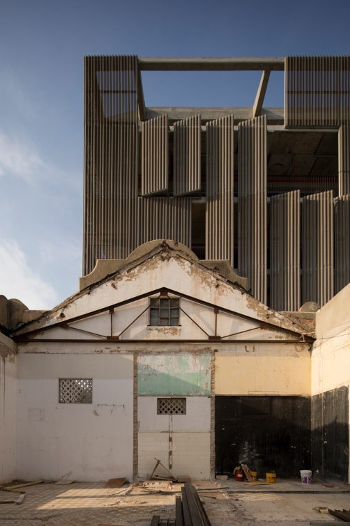 Fabrica de Cultura behind Colatabaco Building © Alejandro Arango