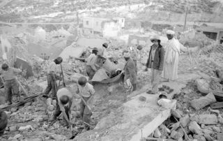 Cleanup operations after the 1960 Agadir earthquake that destroyed almost the entire city. © Alfred Strobel/Süddeutsche Zeitung Photo