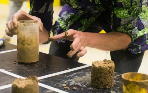 Materialprüfung zum Anfassen (Bildnachweis: Natalia Kobylinska)