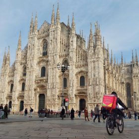 Delivery rider in the Piazza del Duomo in Milan. In this area it is normal to find dozens of riders from different platforms riding through or waiting for orders. © Nicolás Palacios, SPUR, IRL, ETH Zürich