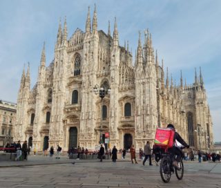 Delivery rider in the Piazza del Duomo in Milan. In this area it is normal to find dozens of riders from different platforms riding through or waiting for orders. © Nicolás Palacios, SPUR, IRL, ETH Zürich
