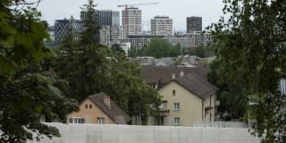 In Zürich hängt die Akzeptanz von Wohnverdichtungsprojekten sehr stark davon ab, wie die Auswirkungen auf die Wohnkosten und die Mieten wahrgenommen werden. Im Bild Zürich-​Nord. (Bild: KEYSTONE / Christian Beutler)