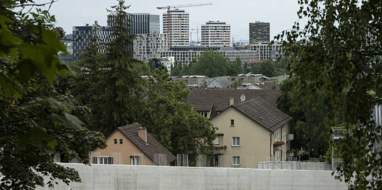 In Zurich, the acceptance of residential densification projects depends on perceptions of how they will impact housing costs and rent. Pictured here: a neighbourhood in north Zurich. (Photograph: KEYSTONE / Christian Beutler)