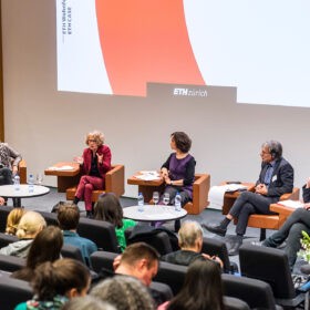 Bild einer Podiumsdiskussion. Das ETH Forum Wohnungsbau gilt als effiziente Plattform zum Netzwerken. © Johannes Dietschi, ETH Wohnforum, ETH Zürich