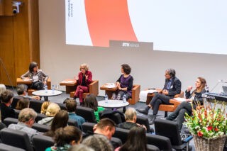 Bild einer Podiumsdiskussion. Das ETH Forum Wohnungsbau gilt als effiziente Plattform zum Netzwerken. © Johannes Dietschi, ETH Wohnforum, ETH Zürich