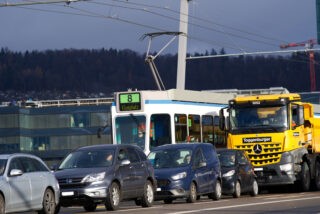 Symbolbild: Heavy traffic at Zürich Hardbrücke, 2021. Photo: Michael Derrer Fuchs - stock.adobe.com