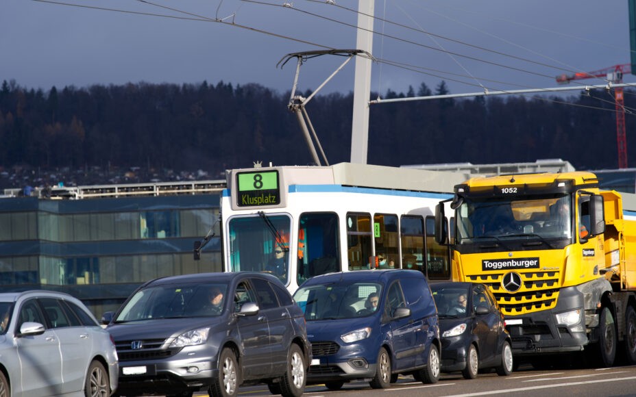 Symbolbild: Heavy traffic at Zürich Hardbrücke, 2021. Photo: Michael Derrer Fuchs - stock.adobe.com