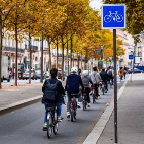Symbolbild: Velofahrende in Paris (P. Kosmider / Adobe Stock)