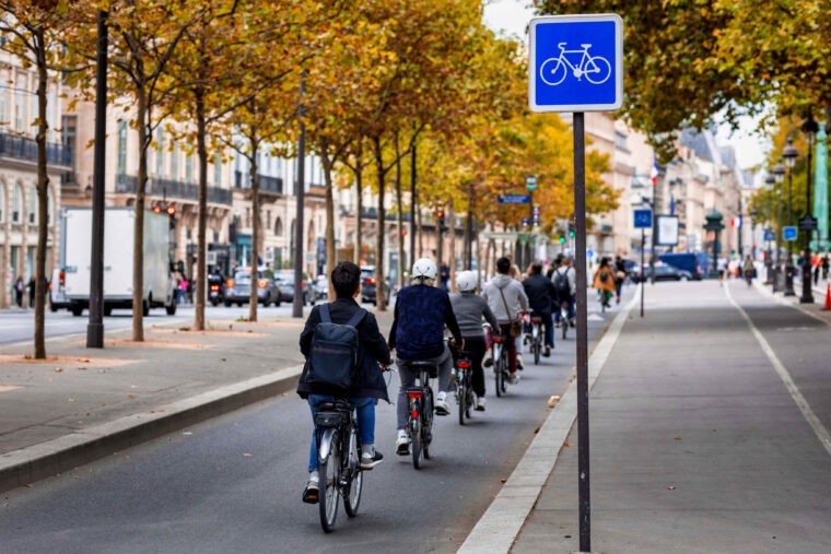 Symbolbild: Velofahrende in Paris (P. Kosmider / Adobe Stock)