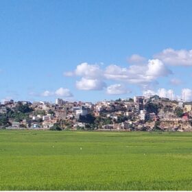 Typical landscape of Antananarivo: A flood plain specialised in rice production with urbanisation on hills © Nicolas Salliou, ETH Zürich