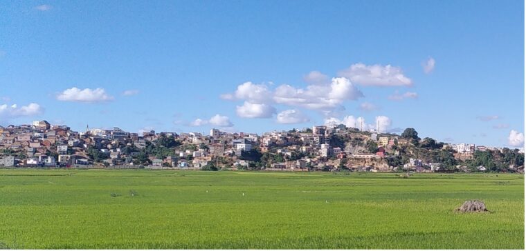 Typical landscape of Antananarivo: A flood plain specialised in rice production with urbanisation on hills © Nicolas Salliou, ETH Zürich