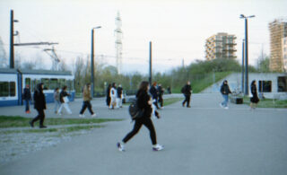 Menschen gehen von der Tramstation weg, dem Trottoir entlang. © Martina Koll Schretzenmayr, ETH Zürich