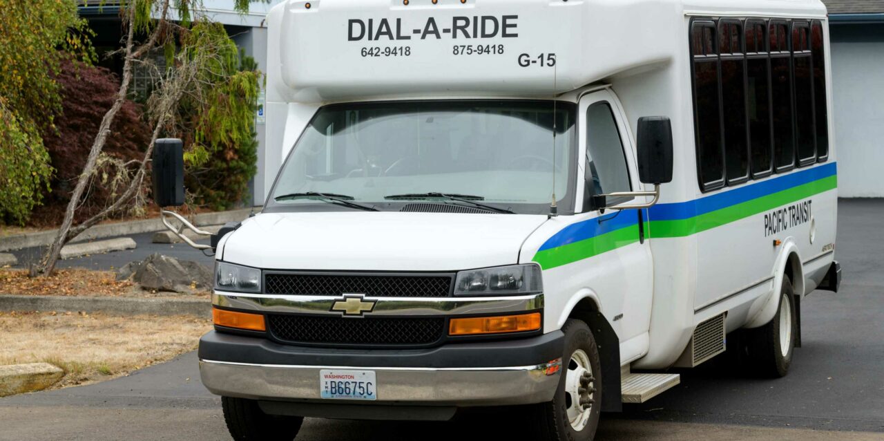 Dial-​a-ride bus from Pacific Transit, Seaview, WA, USA (Adobe Stock / I. Dewar)