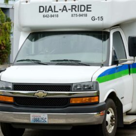 Dial-​a-ride bus from Pacific Transit, Seaview, WA, USA (Adobe Stock / I. Dewar)