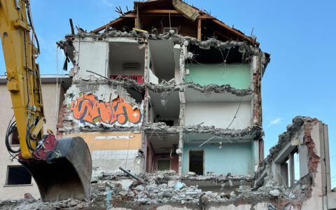 Les mesures de transformation verte comme la densification urbaine entraînent la diminution d'espace habitable abordable et l’éloignement des populations les moins fortunées. Photo: Zurich, 2023 © ETH Wohnforum