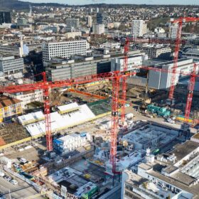 Blick auf das Koch Areal in Zürich-​Altstetten: ein aktuelles Beispiel für eine gemischt genutzte, genossenschaftliche Wohnanlage mit Grünflächen. (Bild: Keystone/Christian Beutler)
