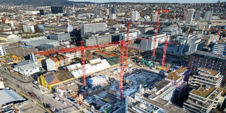 Blick auf das Koch Areal in Zürich-Altstetten: ein aktuelles Beispiel für eine gemischt genutzte, genossenschaftliche Wohnanlage mit Grünflächen. (Bild: Keystone/Christian Beutler)