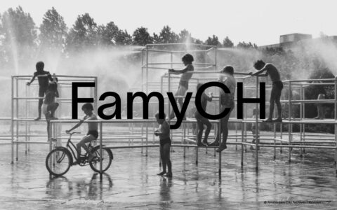Image en noir et blanc d'enfants sur une aire de jeux. www.sinergiafamy.ch
