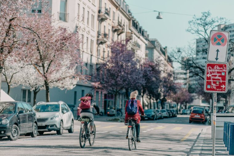 Velofahrende in Zürich (M. Bisig / Adobe Stock)