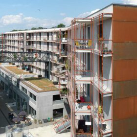 The Zwicky Süd residential development is built on the site of the former Zwicky spinning mill, on the border between Zurich, Wallisellen and Dübendorf. It is an example of how former industrial zones are being transformed into new residential areas. (Image: Andrea Helbling / Keystone)